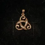 Vikinge vedhæng i bronze - De Tre Flige Buet, magisk, tal, tre, treenighed, vikingesmykke, vikinger, vedhæng, bronze, museumssmykke, museums, kopi, smykke, halskæde, keltisk, ægte, triskele, triscal, biti, ribe, amulet