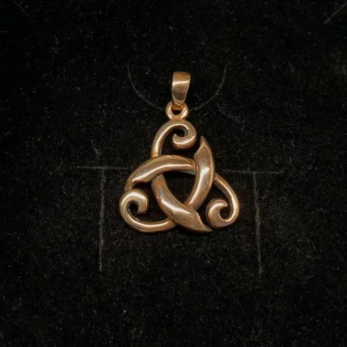 Vikinge vedhæng i bronze - De Tre Flige Buet, magisk, tal, tre, treenighed, vikingesmykke, vikinger, vedhæng, bronze, museumssmykke, museums, kopi, smykke, halskæde, keltisk, ægte, triskele, triscal, biti, ribe, amulet