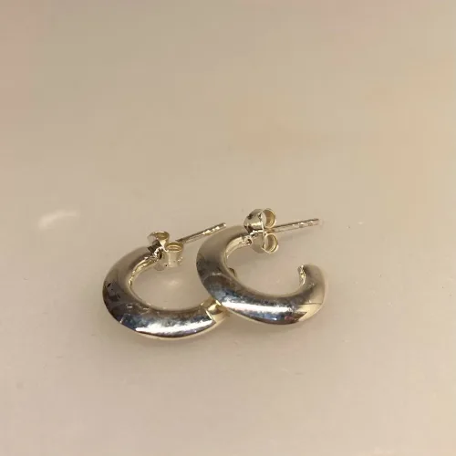 Creoler i sølv Ø 16 mm - Kantede hoops med stik, kd, 14160, ægte, sølv, sølvøreringe, runde, ringe, med stik, stikkere, sølvøreringe, smykker, sterling, sølv, ren, 925, nikkelfri, allergitestet, moderigtige, smarte, stilede, stilige, elegante, klassiske, flotte, studentergave, moderne, dansk design, danske, brands, billige, tilbud, smukke, blank, med studs, stikkere, stikcreoler, biti, ribe, stine a, maanesten, enamel, pico, jane kønig,