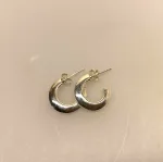 Creoler i sølv Ø 16 mm - Kantede hoops med stik, kd, 14160, ægte, sølv, sølvøreringe, runde, ringe, med stik, stikkere, sølvøreringe, smykker, sterling, sølv, ren, 925, nikkelfri, allergitestet, moderigtige, smarte, stilede, stilige, elegante, klassiske, flotte, studentergave, moderne, dansk design, danske, brands, billige, tilbud, smukke, blank, med studs, stikkere, stikcreoler, biti, ribe, stine a, maanesten, enamel, pico, jane kønig,