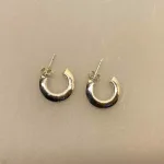 Creoler i sølv Ø 16 mm - Kantede hoops med stik, kd, 14160, ægte, sølv, sølvøreringe, runde, ringe, med stik, stikkere, sølvøreringe, smykker, sterling, sølv, ren, 925, nikkelfri, allergitestet, moderigtige, smarte, stilede, stilige, elegante, klassiske, flotte, studentergave, moderne, dansk design, danske, brands, billige, tilbud, smukke, blank, med studs, stikkere, stikcreoler, biti, ribe, stine a, maanesten, enamel, pico, jane kønig,