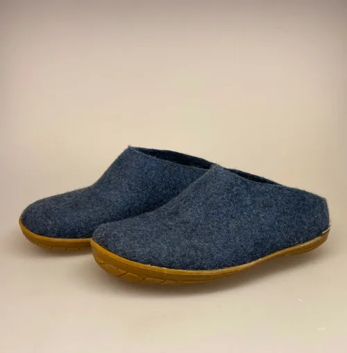Filtede hjemmesko - Tøffel i ren uld med gummisål Blå, BR-10, hjemmesko, uldtøffel, hjemmetøfler, tøfler, uldfutter, hjemmefutter, indesko, uldsko, slippers, uldslippers, filttøfler, filtsko, filthjemmesko, gå udenfor, rågummi, sål, gummisål, naturgummi, holdbare, kvalitet, lækre, gode, behagelige, holdbare, dansk, made in denmark, vadehavet, nationalpark, marsklam, vadehavsfår, biti, ribe, glerups, glerup, nanny, design, jeansblå,denimblå, blågrå, til mænd, til damer, herrehjemmesko