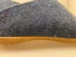Filtede hjemmesko - Tøffel i ren uld med gummisål Blå, BR-10, hjemmesko, uldtøffel, hjemmetøfler, tøfler, uldfutter, hjemmefutter, indesko, uldsko, slippers, uldslippers, filttøfler, filtsko, filthjemmesko, gå udenfor, rågummi, sål, gummisål, naturgummi, holdbare, kvalitet, lækre, gode, behagelige, holdbare, dansk, made in denmark, vadehavet, nationalpark, marsklam, vadehavsfår, biti, ribe, glerups, glerup, nanny, design, jeansblå,denimblå, blågrå, til mænd, til damer, herrehjemmesko