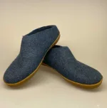 Filtede hjemmesko - Tøffel i ren uld med gummisål Blå, BR-10, hjemmesko, uldtøffel, hjemmetøfler, tøfler, uldfutter, hjemmefutter, indesko, uldsko, slippers, uldslippers, filttøfler, filtsko, filthjemmesko, gå udenfor, rågummi, sål, gummisål, naturgummi, holdbare, kvalitet, lækre, gode, behagelige, holdbare, dansk, made in denmark, vadehavet, nationalpark, marsklam, vadehavsfår, biti, ribe, glerups, glerup, nanny, design, jeansblå,denimblå, blågrå, til mænd, til damer, herrehjemmesko