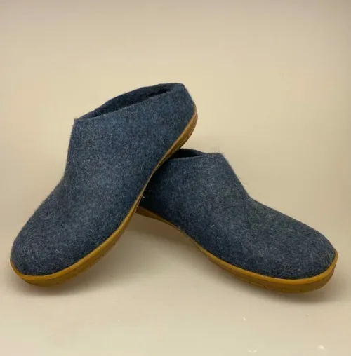 Filtede hjemmesko - Tøffel i ren uld med gummisål Blå, BR-10, hjemmesko, uldtøffel, hjemmetøfler, tøfler, uldfutter, hjemmefutter, indesko, uldsko, slippers, uldslippers, filttøfler, filtsko, filthjemmesko, gå udenfor, rågummi, sål, gummisål, naturgummi, holdbare, kvalitet, lækre, gode, behagelige, holdbare, dansk, made in denmark, vadehavet, nationalpark, marsklam, vadehavsfår, biti, ribe, glerups, glerup, nanny, design, jeansblå,denimblå, blågrå, til mænd, til damer, herrehjemmesko
