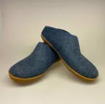 Filtede hjemmesko - Tøffel i ren uld med gummisål Blå, BR-10, hjemmesko, uldtøffel, hjemmetøfler, tøfler, uldfutter, hjemmefutter, indesko, uldsko, slippers, uldslippers, filttøfler, filtsko, filthjemmesko, gå udenfor, rågummi, sål, gummisål, naturgummi, holdbare, kvalitet, lækre, gode, behagelige, holdbare, dansk, made in denmark, vadehavet, nationalpark, marsklam, vadehavsfår, biti, ribe, glerups, glerup, nanny, design, jeansblå,denimblå, blågrå, til mænd, til damer, herrehjemmesko
