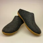 Filtede hjemmesko - Tøffel i ren uld med gummisål Koks, Filtede hjemmesko - Tøffel i ren uld med sål koks, mørkegrå, koksgrå, sort, hjemmesko, uldtøfler, tøfler, hjemmetøfler, futter, hjemmefutter, filtet uld, filtede, kvalitet, rågummisåler, gummibund, ordentlige, håndlavede, danske, dansk, firma, brands, made in denmark, glerups, glerup, nanny, biti, ribe, fåreuld, marsklam, marsken, vadehavsfår, vadehavslam, vadehavet, nationalpark, luksus, pusser, holdbare