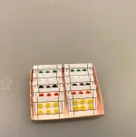Miniature Æske med knapper, syning, syerske, systue, konfektion, miniature, knapper, sy knapper i, 1:12, mini, dukkehus, ting, tilbehør, nisse, nissedør, nisser, nissehus, jul, advent, sætterkasse, sættekasse, sangskjuler, symbolsk, gave, gavekort, sjov, biti, ribe