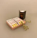 Miniature Brodersaks guld, fugl, guldfugl, fuglesaks, broderisaks, skrædder skrædderi, systue, håndarbejde, broderi, korssting, syerske, nørkler, dukkehus, 1:12, miniaturer, sætterkasse, sættekasse, biti, ribe, sangskjuelr, symbolsk, gave, gavekort, tale,