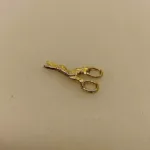 Miniature Brodersaks guld, fugl, guldfugl, fuglesaks, broderisaks, skrædder skrædderi, systue, håndarbejde, broderi, korssting, syerske, nørkler, dukkehus, 1:12, miniaturer, sætterkasse, sættekasse, biti, ribe, sangskjuelr, symbolsk, gave, gavekort, tale,