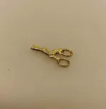Miniature Brodersaks guld, fugl, guldfugl, fuglesaks, broderisaks, skrædder skrædderi, systue, håndarbejde, broderi, korssting, syerske, nørkler, dukkehus, 1:12, miniaturer, sætterkasse, sættekasse, biti, ribe, sangskjuelr, symbolsk, gave, gavekort, tale,