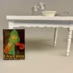 Miniature Emalje skilt - Läkerol, reklameskilt, emalje, skilt, butiksskilt, dukkehus, miniature, små, fine, dekorative, høker, købmand, gammelt, retro, biti, ribe, dukkebutik