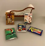Miniature Emalje skilte, reklameskilte, butiksskilte, butiksreklame, emaljeskilt, emaljeskilte, gamle, dukkehus, købmandsbutik, miniature, mini, dukkebutik, købmand, høker, landhandel, 1:12, biti, ribe