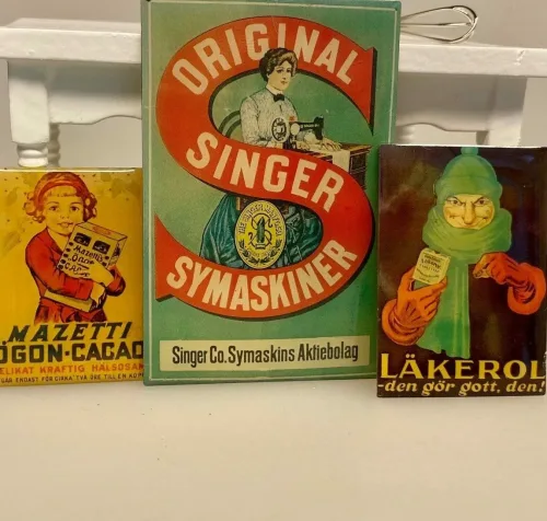 Miniature Emalje skilt - Singer, Miniature Emalje skilt - Mazetti, cacao, kakao, Miniature Emalje skilte, reklameskilte, butiksskilte, butiksreklame, emaljeskilt, emaljeskilte, gamle, dukkehus, købmandsbutik, miniature, mini, dukkebutik, købmand, høker, landhandel, 1:12, biti, ribe