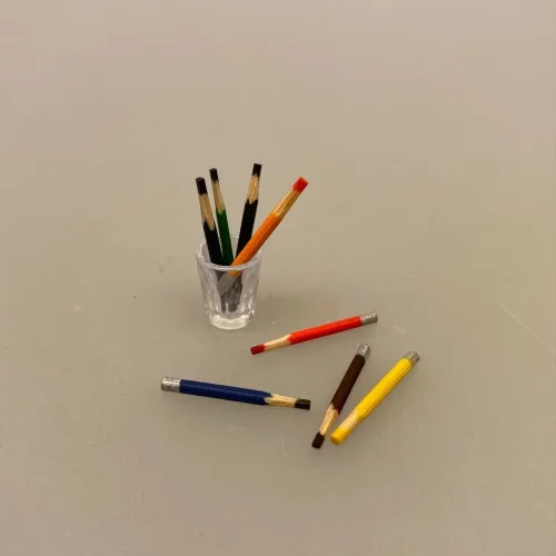 Miniature Farveblyanter, Miniature, kunstmaler, maling, oliekridt oliefarver, miniature, mini, maleri, maler, sangskjuler, kunst, gavekort, symbolsk, sætterkasse, sættekasse, dukkehus, dukkestue, ting, til, tilbehør, nisser, nisse, 1:12, farver, kreativ,