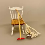 Miniature Mop og guldskrubbe, Miniature Fejeblad med træhåndtag, fejeblad, fejebakke, rengøring, håndstøvsuger, rengøringshjælp, rengøringsjob, hushjælp, housefrau, husmor, miniature, sjov, gavekort, sangskjuler, personlig, mini, 1:12, dukkehus, tilbehør, ting til, sætterkassen, sættekassen, nisserne, nissedør, nissehus, nissebo, jul, biti, ribe
