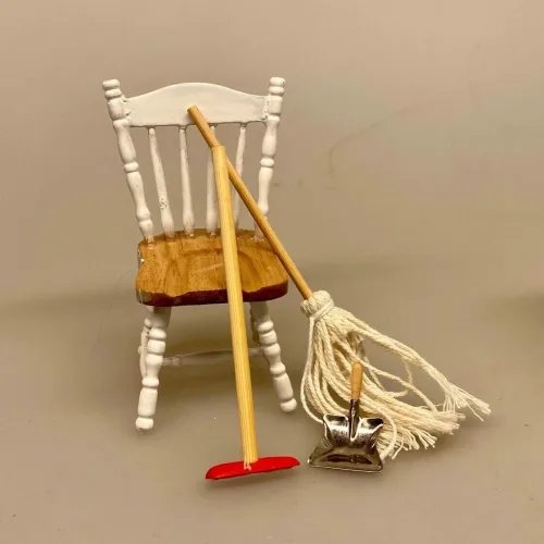Miniature Mop og guldskrubbe, Miniature Fejeblad med træhåndtag, fejeblad, fejebakke, rengøring, håndstøvsuger, rengøringshjælp, rengøringsjob, hushjælp, housefrau, husmor, miniature, sjov, gavekort, sangskjuler, personlig, mini, 1:12, dukkehus, tilbehør, ting til, sætterkassen, sættekassen, nisserne, nissedør, nissehus, nissebo, jul, biti, ribe
