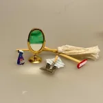 Miniature Mop og guldskrubbe, Miniature Fejeblad med træhåndtag, fejeblad, fejebakke, rengøring, håndstøvsuger, rengøringshjælp, rengøringsjob, hushjælp, housefrau, husmor, miniature, sjov, gavekort, sangskjuler, personlig, mini, 1:12, dukkehus, tilbehør, ting til, sætterkassen, sættekassen, nisserne, nissedør, nissehus, nissebo, jul, biti, ribe