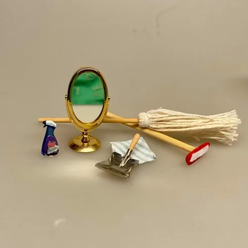 Miniature Mop og guldskrubbe, Miniature Fejeblad med træhåndtag, fejeblad, fejebakke, rengøring, håndstøvsuger, rengøringshjælp, rengøringsjob, hushjælp, housefrau, husmor, miniature, sjov, gavekort, sangskjuler, personlig, mini, 1:12, dukkehus, tilbehør, ting til, sætterkassen, sættekassen, nisserne, nissedør, nissehus, nissebo, jul, biti, ribe