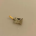 Miniature Fejeblad med træhåndtag, fejeblad, fejebakke, rengøring, håndstøvsuger, rengøringshjælp, rengøringsjob, hushjælp, housefrau, husmor, miniature, sjov, gavekort, sangskjuler, personlig, mini, 1:12, dukkehus, tilbehør, ting til, sætterkassen, sættekassen, nisserne, nissedør, nissehus, nissebo, jul, biti, ribe