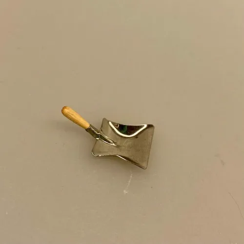 Miniature Fejeblad med træhåndtag, fejeblad, fejebakke, rengøring, håndstøvsuger, rengøringshjælp, rengøringsjob, hushjælp, housefrau, husmor, miniature, sjov, gavekort, sangskjuler, personlig, mini, 1:12, dukkehus, tilbehør, ting til, sætterkassen, sættekassen, nisserne, nissedør, nissehus, nissebo, jul, biti, ribe