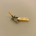 Miniature Fejeblad med træhåndtag, fejeblad, fejebakke, rengøring, håndstøvsuger, rengøringshjælp, rengøringsjob, hushjælp, housefrau, husmor, miniature, sjov, gavekort, sangskjuler, personlig, mini, 1:12, dukkehus, tilbehør, ting til, sætterkassen, sættekassen, nisserne, nissedør, nissehus, nissebo, jul, biti, ribe