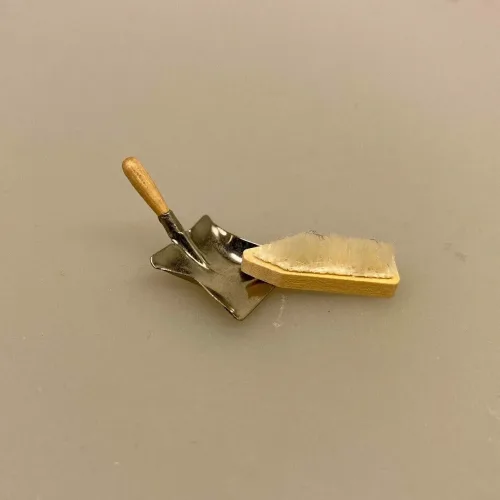 Miniature Fejeblad med træhåndtag, fejeblad, fejebakke, rengøring, håndstøvsuger, rengøringshjælp, rengøringsjob, hushjælp, housefrau, husmor, miniature, sjov, gavekort, sangskjuler, personlig, mini, 1:12, dukkehus, tilbehør, ting til, sætterkassen, sættekassen, nisserne, nissedør, nissehus, nissebo, jul, biti, ribe