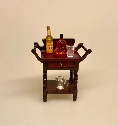 Miniature Flaske med V.S.O.P. Cognac, minibar, mini, miniature, flasker, hjemmebar, gavekort, spiritus, sangskjuler, sjov, gavekort, symbolsk, dukkehus, dukkehusting, dukkehustilbehør, sætterkasse, sættekasse, ting til, tilbehør, nisser, nissedør, nissebo, biti, ribe