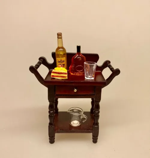 Miniature Flaske med V.S.O.P. Cognac, minibar, mini, miniature, flasker, hjemmebar, gavekort, spiritus, sangskjuler, sjov, gavekort, symbolsk, dukkehus, dukkehusting, dukkehustilbehør, sætterkasse, sættekasse, ting til, tilbehør, nisser, nissedør, nissebo, biti, ribe