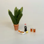 Miniature Bredbladet Grøn Plante, Miniature Cola Flaske, Miniature Glas med Iste eller Cola, 5129, 2 styk, sæt, cuba libre, rom og cola, coke, cola, iste, ice tea, fersken, isterninger, glas, dukkehus, skala, 1:12, ferie, drinks, sang, skjuler, symboslk, gave, gaveide, gavekort, cafe, rejse, efterløn, pension, afskedsgave, konfirmation, konfrmand, biti, ribe, nisser, nissedør, nissehus, tilbehør, ting, til, dukkehus, dukkehusting, dukkehustilbehør, mad, drikke, fastfood, pølse, brød, pølsevognen,