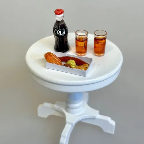 Miniature Cola Flaske, Miniature Glas med Iste eller Cola, 5129, 2 styk, sæt, cuba libre, rom og cola, coke, cola, iste, ice tea, fersken, isterninger, glas, dukkehus, skala, 1:12, ferie, drinks, sang, skjuler, symboslk, gave, gaveide, gavekort, cafe, rejse, efterløn, pension, afskedsgave, konfirmation, konfrmand, biti, ribe, nisser, nissedør, nissehus, tilbehør, ting, til, dukkehus, dukkehusting, dukkehustilbehør, mad, drikke,