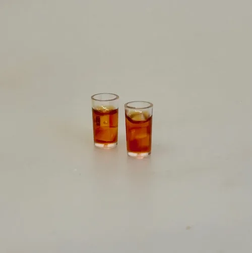 Miniature Glas med Iste eller Cola, 5129, 2 styk, sæt, cuba libre, rom og cola, coke, cola, iste, ice tea, fersken, isterninger, glas, dukkehus, skala, 1:12, ferie, drinks, sang, skjuler, symboslk, gave, gaveide, gavekort, cafe, rejse, efterløn, pension, afskedsgave, konfirmation, konfrmand, biti, ribe, nisser, nissedør, nissehus, tilbehør, ting, til, dukkehus, dukkehusting, dukkehustilbehør, mad, drikke,