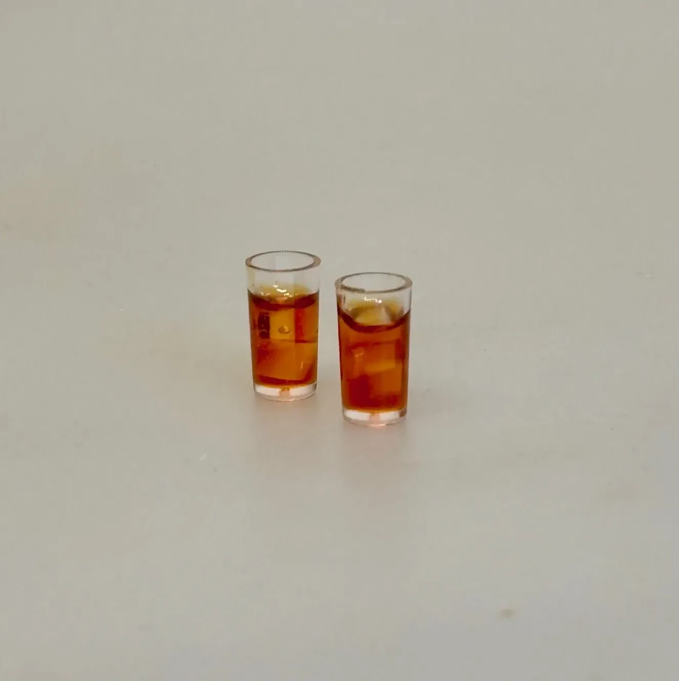 Miniature Glas med Iste eller Cola Miniature Glas med Iste eller Cola, 5129, 2 styk, sæt, cuba libre, rom og cola, coke, cola, iste, ice tea, fersken, isterninger, glas, dukkehus, skala, 1:12, ferie, drinks, sang, skjuler, symboslk, gave, gaveide, gavekort, cafe, rejse, efterløn, pension, afskedsgave, konfirmation, konfrmand, biti, ribe, nisser, nissedør, nissehus, tilbehør, ting, til, dukkehus, dukkehusting, dukkehustilbehør, mad, drikke,