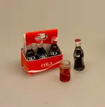 Miniature Glas med Iste eller cola, rom og cola, longdrink, drink, cuba libre, rum and coke, cola, coke, coca cola, læskedrik, iste, ice tee, peach, sommerdrik, sommerferie, ferie, drinks, miniature, glas, isterninger, sætterkasse, sættekasse, ting, tilbehør, dukkehus, dukkestue, sangskjuler, gavekort, konfirmation, 1:12, minaturer, biti, ribe