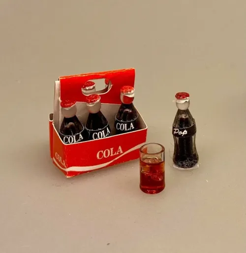 Miniature Glas med Iste eller cola, rom og cola, longdrink, drink, cuba libre, rum and coke, cola, coke, coca cola, læskedrik, iste, ice tee, peach, sommerdrik, sommerferie, ferie, drinks, miniature, glas, isterninger, sætterkasse, sættekasse, ting, tilbehør, dukkehus, dukkestue, sangskjuler, gavekort, konfirmation, 1:12, minaturer, biti, ribe