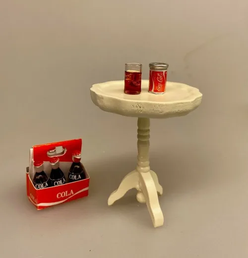 Miniature Glas med Iste eller cola, rom og cola, longdrink, drink, cuba libre, rum and coke, cola, coke, coca cola, læskedrik, iste, ice tee, peach, sommerdrik, sommerferie, ferie, drinks, miniature, glas, isterninger, sætterkasse, sættekasse, ting, tilbehør, dukkehus, dukkestue, sangskjuler, gavekort, konfirmation, 1:12, minaturer, biti, ribe
