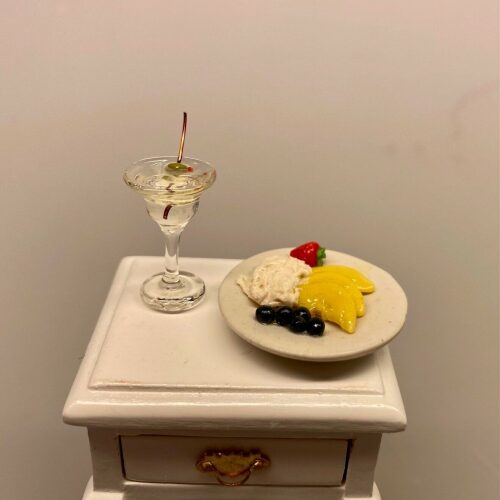 Miniature Glas med Martini, shaken, stirred, james bond, agent, 007, film, helt, drinks, cocktails, bar, minibar, elegant, stil, cool, gavekort, aston martin, dukkehus, sangskjuler, 30, fødselsdag, 40, konfirmation, gentleman, biti, ribe, dukkehus, tilbehør, dukkehusting, sætterkasse, sættekasse, symbolsk