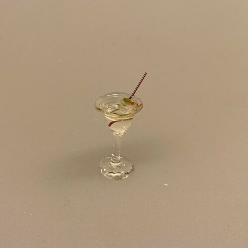 Miniature Glas med Martini, shaken, stirred, james bond, agent, 007, film, helt, drinks, cocktails, bar, minibar, elegant, stil, cool, gavekort, aston martin, dukkehus, sangskjuler, 30, fødselsdag, 40, konfirmation, gentleman, biti, ribe, dukkehus, tilbehør, dukkehusting, sætterkasse, sættekasse, symbolsk