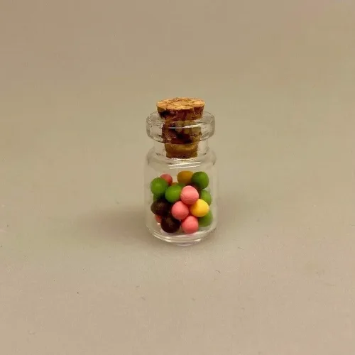 Miniature Glas med kulørte M & Ms, slik, slikbutik, snoller, dukkehus, miniature, legemad, dukkestue, tilbehør, nisse, til nisser, købmandsbutik, 1:12, biti, ribe