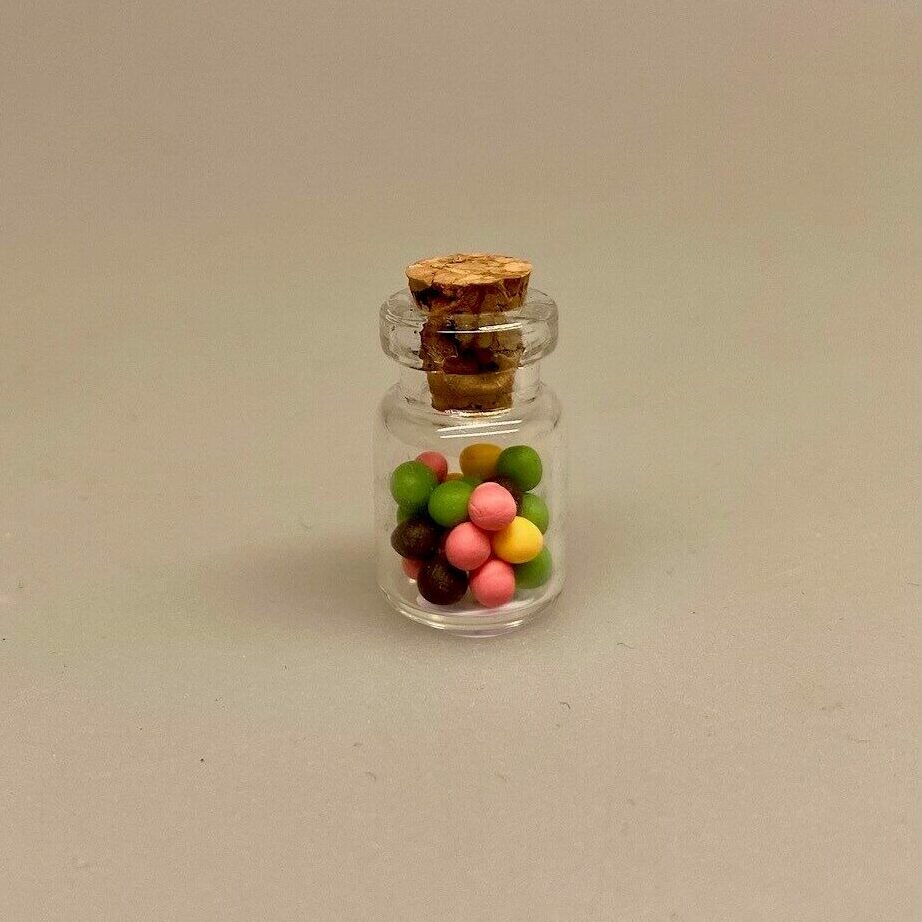Miniature Glas med kulørte M & Ms, slik, slikbutik, snoller, dukkehus, miniature, legemad, dukkestue, tilbehør, nisse, til nisser, købmandsbutik, 1:12, biti, ribe