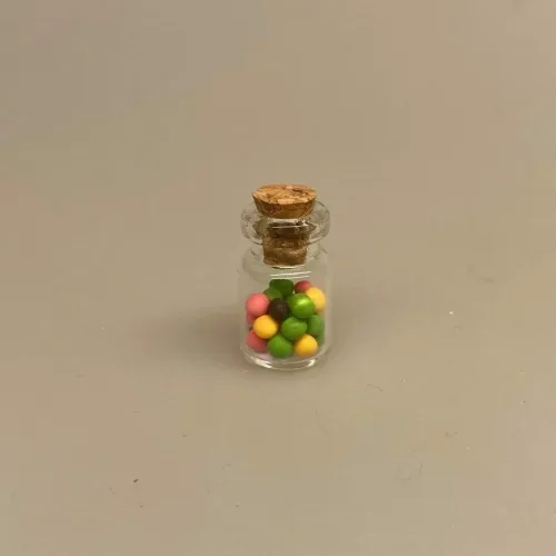Miniature Glas med kulørte M & Ms, slik, slikbutik, snoller, dukkehus, miniature, legemad, dukkestue, tilbehør, nisse, til nisser, købmandsbutik, 1:12, biti, ribe