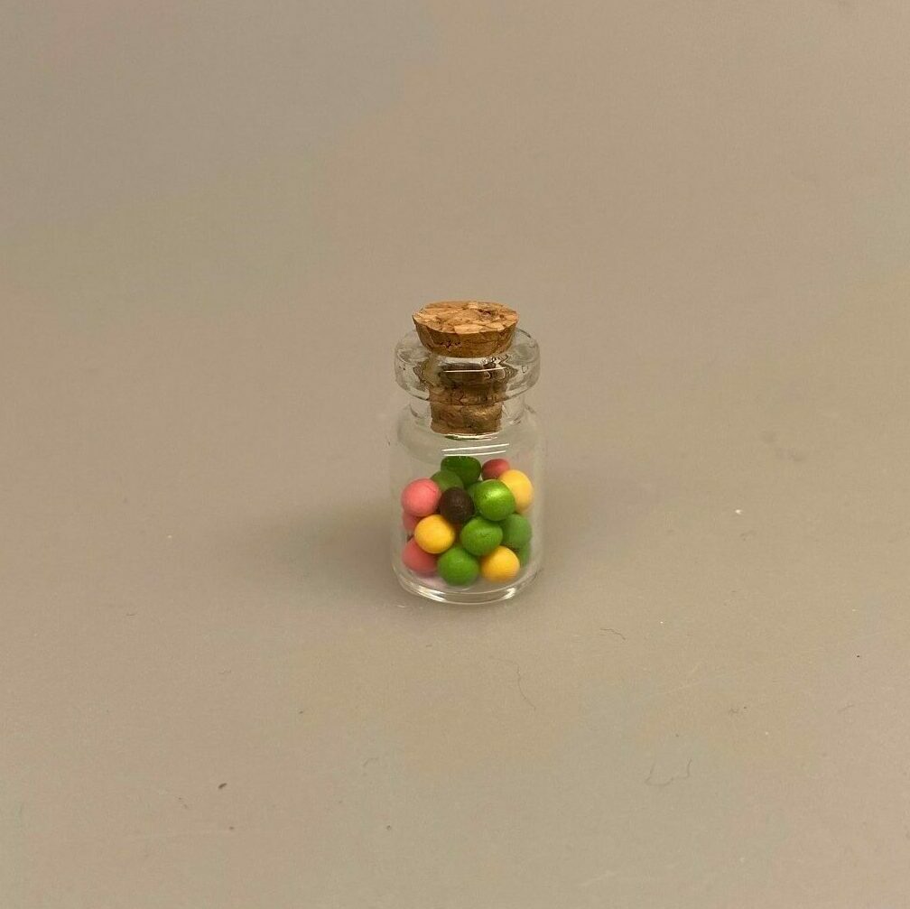 Miniature Glas med kulørte M & Ms, slik, slikbutik, snoller, dukkehus, miniature, legemad, dukkestue, tilbehør, nisse, til nisser, købmandsbutik, 1:12, biti, ribe