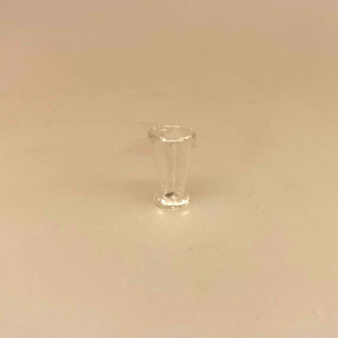 Miniature Glas mundblæst konisk, dessert, dessertglas, is, cafe, butik, dukkehus, tilbehør, ting til, dukkestue, biti, ribe