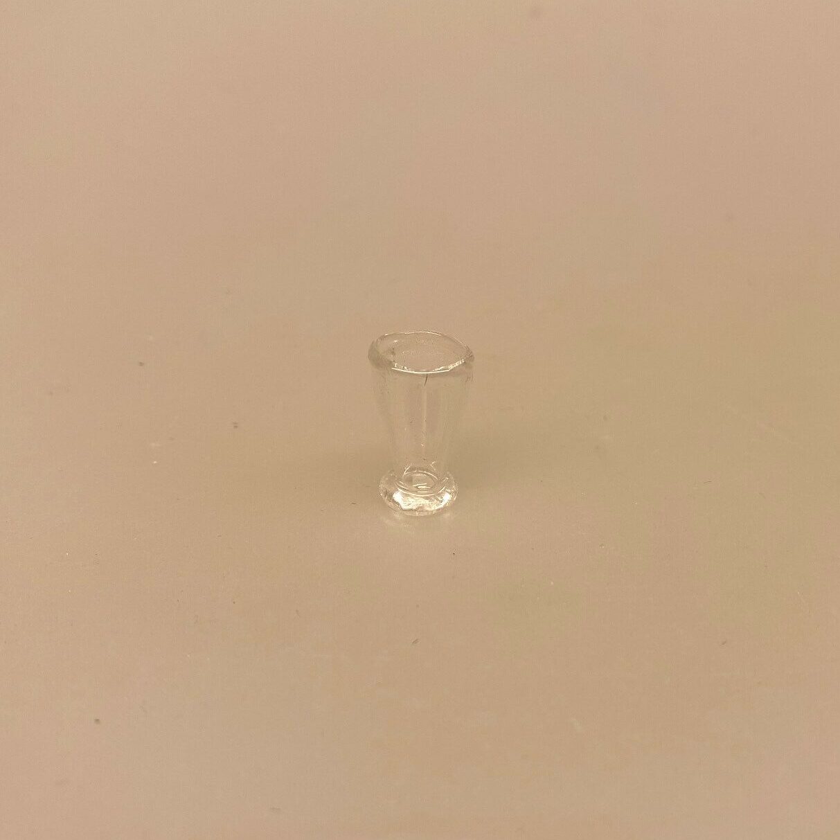 Miniature Glas mundblæst konisk, dessert, dessertglas, is, cafe, butik, dukkehus, tilbehør, ting til, dukkestue, biti, ribe