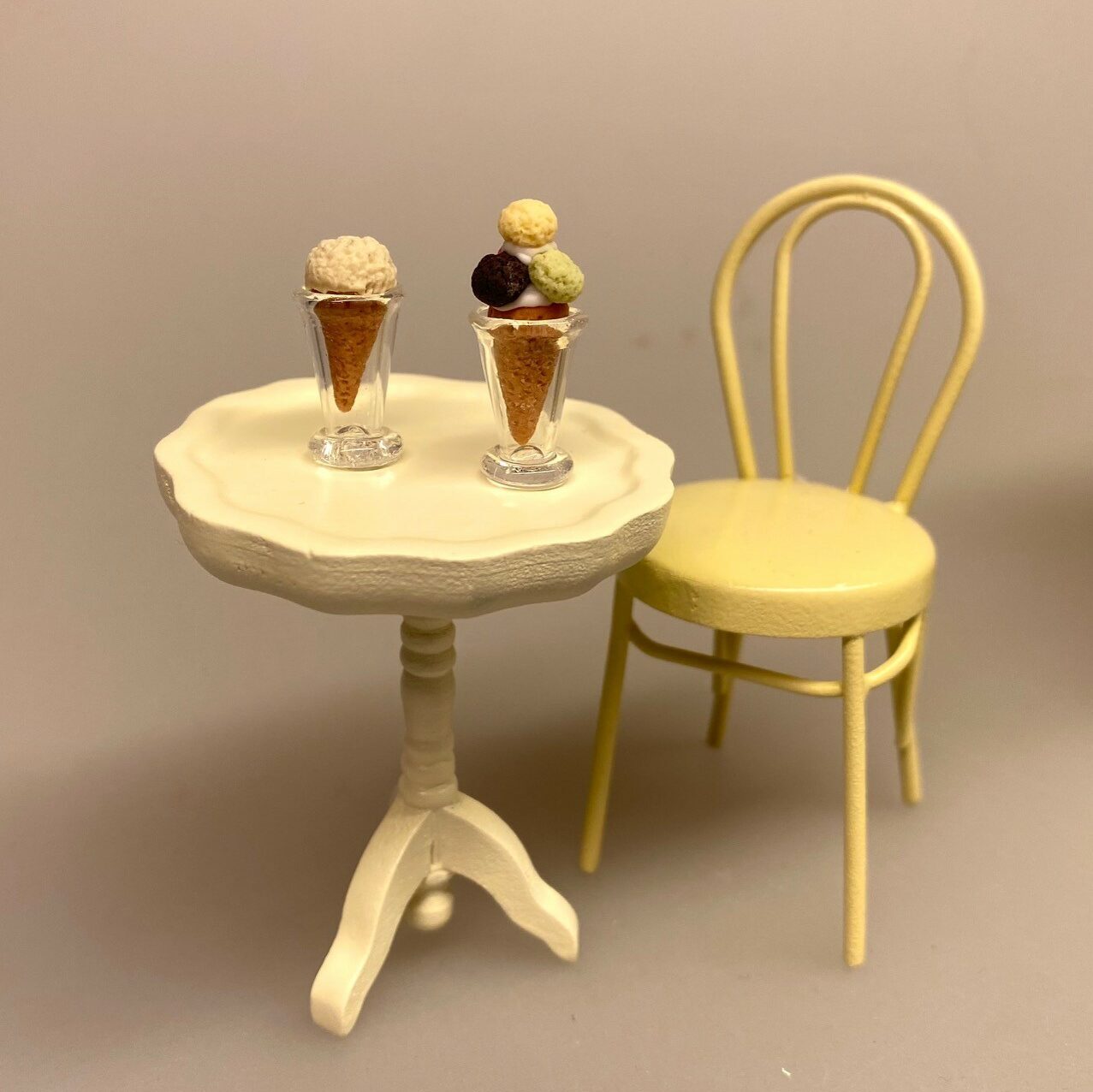 Miniature Glas mundblæst konisk, dessert, dessertglas, is, cafe, butik, dukkehus, tilbehør, ting til, dukkestue, biti, ribe