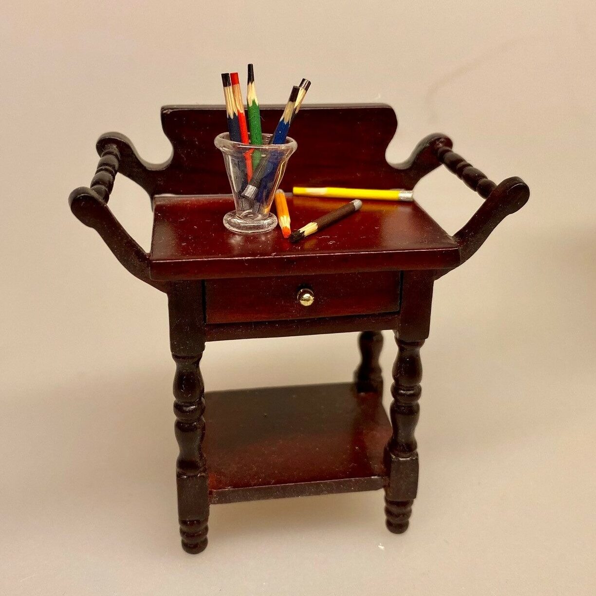 Miniature Glas mundblæst konisk, blyanter, blyantskrus, kontor, kontorartikler, sangskjuler, symbolsk gave, færdiguddannet, handelsskole, eksamen, biti, ribe, miniaturer, 1:12,