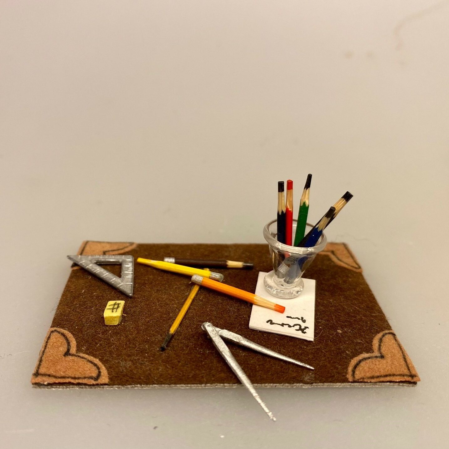 Miniature Glas mundblæst konisk, blyanter, blyantskrus, kontor, kontorartikler, sangskjuler, symbolsk gave, færdiguddannet, handelsskole, eksamen, biti, ribe, miniaturer, 1:12,