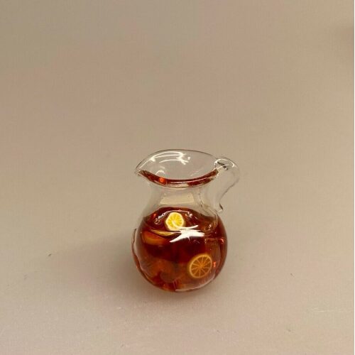 Miniature Glaskande med Iste og 2 glas, iste, ice tee, fersken, sommer, sommerdrik, læskende, læskedrik, glas, kande, miniature, terrasse, ferie, sommerferie, dukkehus, ting, tilbehør, sætterkasse, sættekassen, sangskjuler, rejsegavekort, gavekort, symbolsk, biti, ribe, nisser, 1:12, barbie, miniaturer