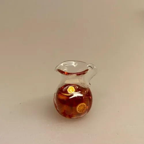 Miniature Glaskande med Iste og 2 glas, iste, ice tee, fersken, sommer, sommerdrik, læskende, læskedrik, glas, kande, miniature, terrasse, ferie, sommerferie, dukkehus, ting, tilbehør, sætterkasse, sættekassen, sangskjuler, rejsegavekort, gavekort, symbolsk, biti, ribe, nisser, 1:12, barbie, miniaturer