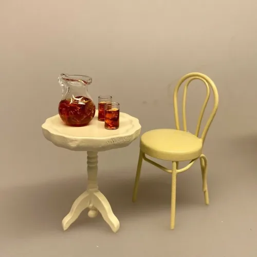 Miniature Glaskande med Iste og 2 glas, iste, ice tee, fersken, sommer, sommerdrik, læskende, læskedrik, glas, kande, miniature, terrasse, ferie, sommerferie, dukkehus, ting, tilbehør, sætterkasse, sættekassen, sangskjuler, rejsegavekort, gavekort, symbolsk, biti, ribe, nisser, 1:12, barbie, miniaturer